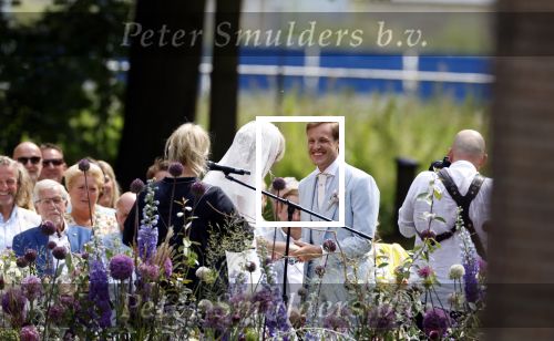 Oegstgeest 30 juli 2022
Trouwen Maxime Meiland en Leroy Molkenboer op kasteel Oud Poelgeest . Aanwezig natuurlijk Martien Meiland Erica Meiland Montana Meiland en haar partner Dirk Hoogstraten. Ook hun dochters Claire en Vive waren aanwezig.