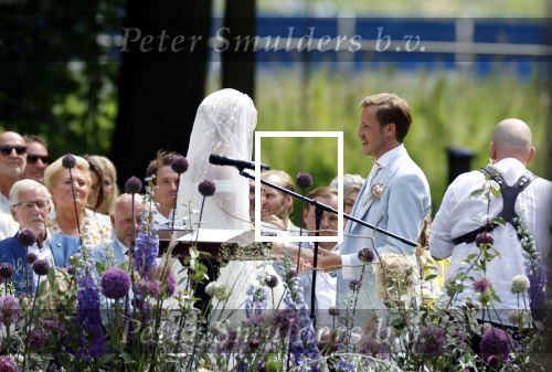 Oegstgeest 30 juli 2022
Trouwen Maxime Meiland en Leroy Molkenboer op kasteel Oud Poelgeest . Aanwezig natuurlijk Martien Meiland Erica Meiland Montana Meiland en haar partner Dirk Hoogstraten. Ook hun dochters Claire en Vive waren aanwezig.