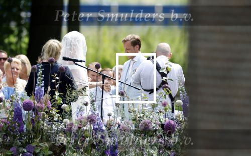Oegstgeest 30 juli 2022
Trouwen Maxime Meiland en Leroy Molkenboer op kasteel Oud Poelgeest . Aanwezig natuurlijk Martien Meiland Erica Meiland Montana Meiland en haar partner Dirk Hoogstraten. Ook hun dochters Claire en Vive waren aanwezig.