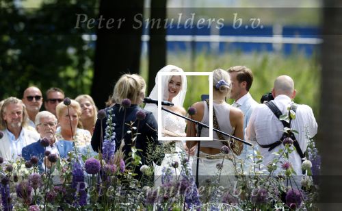 Oegstgeest 30 juli 2022
Trouwen Maxime Meiland en Leroy Molkenboer op kasteel Oud Poelgeest . Aanwezig natuurlijk Martien Meiland Erica Meiland Montana Meiland en haar partner Dirk Hoogstraten. Ook hun dochters Claire en Vive waren aanwezig.