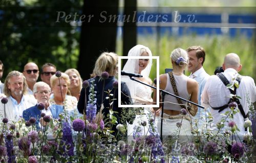 Oegstgeest 30 juli 2022
Trouwen Maxime Meiland en Leroy Molkenboer op kasteel Oud Poelgeest . Aanwezig natuurlijk Martien Meiland Erica Meiland Montana Meiland en haar partner Dirk Hoogstraten. Ook hun dochters Claire en Vive waren aanwezig.