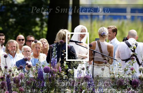 Oegstgeest 30 juli 2022
Trouwen Maxime Meiland en Leroy Molkenboer op kasteel Oud Poelgeest . Aanwezig natuurlijk Martien Meiland Erica Meiland Montana Meiland en haar partner Dirk Hoogstraten. Ook hun dochters Claire en Vive waren aanwezig.