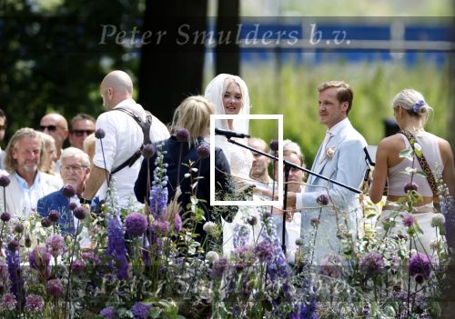 Oegstgeest 30 juli 2022
Trouwen Maxime Meiland en Leroy Molkenboer op kasteel Oud Poelgeest . Aanwezig natuurlijk Martien Meiland Erica Meiland Montana Meiland en haar partner Dirk Hoogstraten. Ook hun dochters Claire en Vive waren aanwezig.