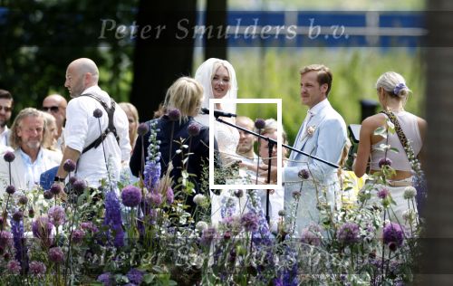 Oegstgeest 30 juli 2022
Trouwen Maxime Meiland en Leroy Molkenboer op kasteel Oud Poelgeest . Aanwezig natuurlijk Martien Meiland Erica Meiland Montana Meiland en haar partner Dirk Hoogstraten. Ook hun dochters Claire en Vive waren aanwezig.