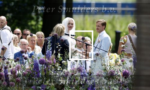 Oegstgeest 30 juli 2022
Trouwen Maxime Meiland en Leroy Molkenboer op kasteel Oud Poelgeest . Aanwezig natuurlijk Martien Meiland Erica Meiland Montana Meiland en haar partner Dirk Hoogstraten. Ook hun dochters Claire en Vive waren aanwezig.