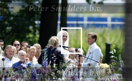Oegstgeest 30 juli 2022
Trouwen Maxime Meiland en Leroy Molkenboer op kasteel Oud Poelgeest . Aanwezig natuurlijk Martien Meiland Erica Meiland Montana Meiland en haar partner Dirk Hoogstraten. Ook hun dochters Claire en Vive waren aanwezig.