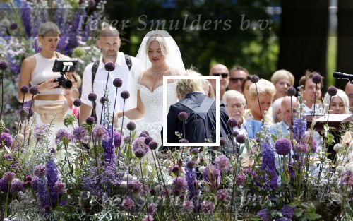 Oegstgeest 30 juli 2022
Trouwen Maxime Meiland en Leroy Molkenboer op kasteel Oud Poelgeest . Aanwezig natuurlijk Martien Meiland Erica Meiland Montana Meiland en haar partner Dirk Hoogstraten. Ook hun dochters Claire en Vive waren aanwezig.