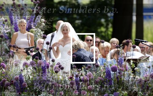 Oegstgeest 30 juli 2022
Trouwen Maxime Meiland en Leroy Molkenboer op kasteel Oud Poelgeest . Aanwezig natuurlijk Martien Meiland Erica Meiland Montana Meiland en haar partner Dirk Hoogstraten. Ook hun dochters Claire en Vive waren aanwezig.