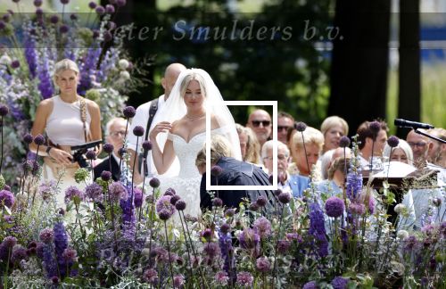 Oegstgeest 30 juli 2022
Trouwen Maxime Meiland en Leroy Molkenboer op kasteel Oud Poelgeest . Aanwezig natuurlijk Martien Meiland Erica Meiland Montana Meiland en haar partner Dirk Hoogstraten. Ook hun dochters Claire en Vive waren aanwezig.