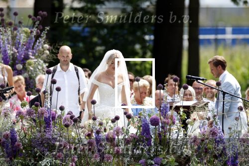 Oegstgeest 30 juli 2022
Trouwen Maxime Meiland en Leroy Molkenboer op kasteel Oud Poelgeest . Aanwezig natuurlijk Martien Meiland Erica Meiland Montana Meiland en haar partner Dirk Hoogstraten. Ook hun dochters Claire en Vive waren aanwezig.