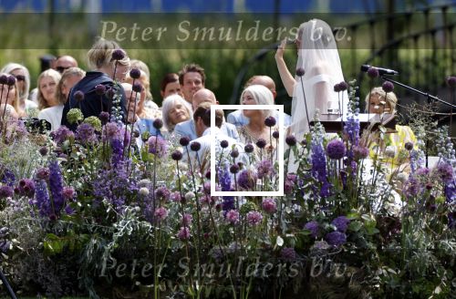 Oegstgeest 30 juli 2022
Trouwen Maxime Meiland en Leroy Molkenboer op kasteel Oud Poelgeest . Aanwezig natuurlijk Martien Meiland Erica Meiland Montana Meiland en haar partner Dirk Hoogstraten. Ook hun dochters Claire en Vive waren aanwezig.