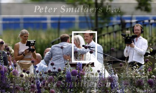 Oegstgeest 30 juli 2022
Trouwen Maxime Meiland en Leroy Molkenboer op kasteel Oud Poelgeest . Aanwezig natuurlijk Martien Meiland Erica Meiland Montana Meiland en haar partner Dirk Hoogstraten. Ook hun dochters Claire en Vive waren aanwezig.