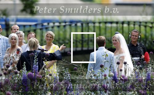 Oegstgeest 30 juli 2022
Trouwen Maxime Meiland en Leroy Molkenboer op kasteel Oud Poelgeest . Aanwezig natuurlijk Martien Meiland Erica Meiland Montana Meiland en haar partner Dirk Hoogstraten. Ook hun dochters Claire en Vive waren aanwezig.