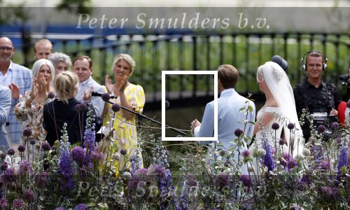 Oegstgeest 30 juli 2022
Trouwen Maxime Meiland en Leroy Molkenboer op kasteel Oud Poelgeest . Aanwezig natuurlijk Martien Meiland Erica Meiland Montana Meiland en haar partner Dirk Hoogstraten. Ook hun dochters Claire en Vive waren aanwezig.