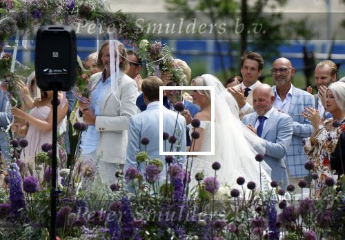 Oegstgeest 30 juli 2022
Trouwen Maxime Meiland en Leroy Molkenboer op kasteel Oud Poelgeest . Aanwezig natuurlijk Martien Meiland Erica Meiland Montana Meiland en haar partner Dirk Hoogstraten. Ook hun dochters Claire en Vive waren aanwezig.
