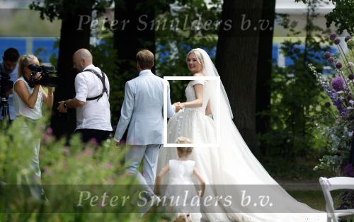 Oegstgeest 30 juli 2022
Trouwen Maxime Meiland en Leroy Molkenboer op kasteel Oud Poelgeest . Aanwezig natuurlijk Martien Meiland Erica Meiland Montana Meiland en haar partner Dirk Hoogstraten. Ook hun dochters Claire en Vive waren aanwezig.