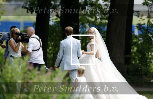 Oegstgeest 30 juli 2022
Trouwen Maxime Meiland en Leroy Molkenboer op kasteel Oud Poelgeest . Aanwezig natuurlijk Martien Meiland Erica Meiland Montana Meiland en haar partner Dirk Hoogstraten. Ook hun dochters Claire en Vive waren aanwezig.