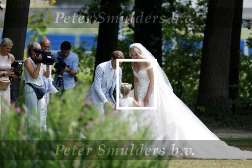 Oegstgeest 30 juli 2022
Trouwen Maxime Meiland en Leroy Molkenboer op kasteel Oud Poelgeest . Aanwezig natuurlijk Martien Meiland Erica Meiland Montana Meiland en haar partner Dirk Hoogstraten. Ook hun dochters Claire en Vive waren aanwezig.
