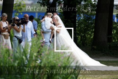 Oegstgeest 30 juli 2022
Trouwen Maxime Meiland en Leroy Molkenboer op kasteel Oud Poelgeest . Aanwezig natuurlijk Martien Meiland Erica Meiland Montana Meiland en haar partner Dirk Hoogstraten. Ook hun dochters Claire en Vive waren aanwezig.