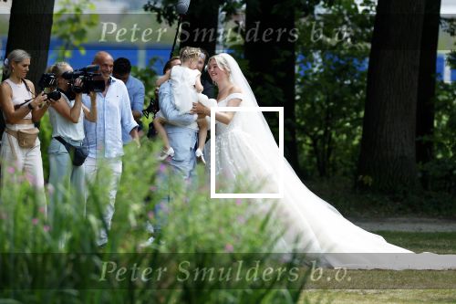 Oegstgeest 30 juli 2022
Trouwen Maxime Meiland en Leroy Molkenboer op kasteel Oud Poelgeest . Aanwezig natuurlijk Martien Meiland Erica Meiland Montana Meiland en haar partner Dirk Hoogstraten. Ook hun dochters Claire en Vive waren aanwezig.