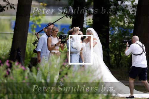 Oegstgeest 30 juli 2022
Trouwen Maxime Meiland en Leroy Molkenboer op kasteel Oud Poelgeest . Aanwezig natuurlijk Martien Meiland Erica Meiland Montana Meiland en haar partner Dirk Hoogstraten. Ook hun dochters Claire en Vive waren aanwezig.