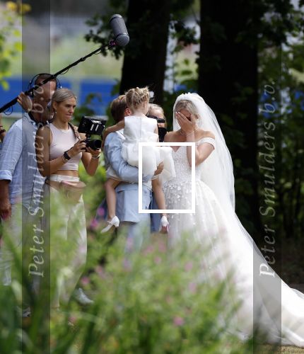 Oegstgeest 30 juli 2022
Trouwen Maxime Meiland en Leroy Molkenboer op kasteel Oud Poelgeest . Aanwezig natuurlijk Martien Meiland Erica Meiland Montana Meiland en haar partner Dirk Hoogstraten. Ook hun dochters Claire en Vive waren aanwezig.