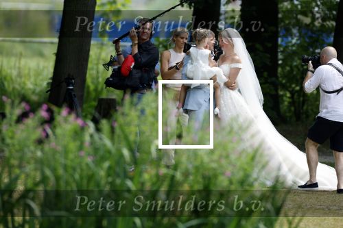 Oegstgeest 30 juli 2022
Trouwen Maxime Meiland en Leroy Molkenboer op kasteel Oud Poelgeest . Aanwezig natuurlijk Martien Meiland Erica Meiland Montana Meiland en haar partner Dirk Hoogstraten. Ook hun dochters Claire en Vive waren aanwezig.