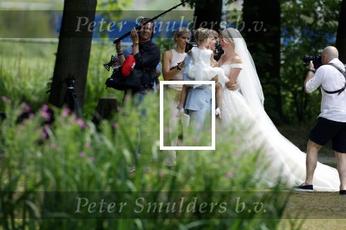 Oegstgeest 30 juli 2022
Trouwen Maxime Meiland en Leroy Molkenboer op kasteel Oud Poelgeest . Aanwezig natuurlijk Martien Meiland Erica Meiland Montana Meiland en haar partner Dirk Hoogstraten. Ook hun dochters Claire en Vive waren aanwezig.