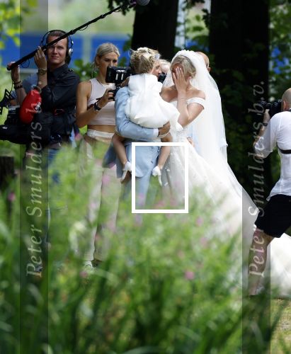 Oegstgeest 30 juli 2022
Trouwen Maxime Meiland en Leroy Molkenboer op kasteel Oud Poelgeest . Aanwezig natuurlijk Martien Meiland Erica Meiland Montana Meiland en haar partner Dirk Hoogstraten. Ook hun dochters Claire en Vive waren aanwezig.