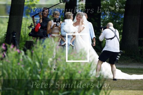 Oegstgeest 30 juli 2022
Trouwen Maxime Meiland en Leroy Molkenboer op kasteel Oud Poelgeest . Aanwezig natuurlijk Martien Meiland Erica Meiland Montana Meiland en haar partner Dirk Hoogstraten. Ook hun dochters Claire en Vive waren aanwezig.