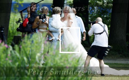 Oegstgeest 30 juli 2022
Trouwen Maxime Meiland en Leroy Molkenboer op kasteel Oud Poelgeest . Aanwezig natuurlijk Martien Meiland Erica Meiland Montana Meiland en haar partner Dirk Hoogstraten. Ook hun dochters Claire en Vive waren aanwezig.