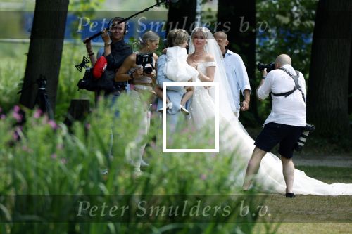 Oegstgeest 30 juli 2022
Trouwen Maxime Meiland en Leroy Molkenboer op kasteel Oud Poelgeest . Aanwezig natuurlijk Martien Meiland Erica Meiland Montana Meiland en haar partner Dirk Hoogstraten. Ook hun dochters Claire en Vive waren aanwezig.