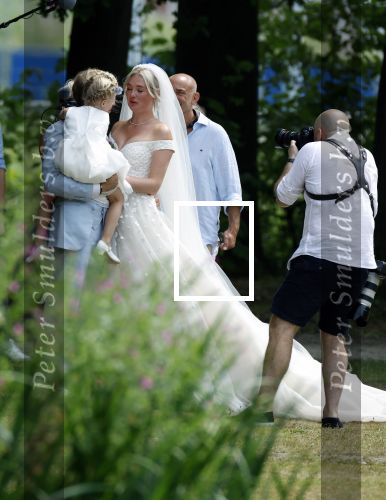 Oegstgeest 30 juli 2022
Trouwen Maxime Meiland en Leroy Molkenboer op kasteel Oud Poelgeest . Aanwezig natuurlijk Martien Meiland Erica Meiland Montana Meiland en haar partner Dirk Hoogstraten. Ook hun dochters Claire en Vive waren aanwezig.