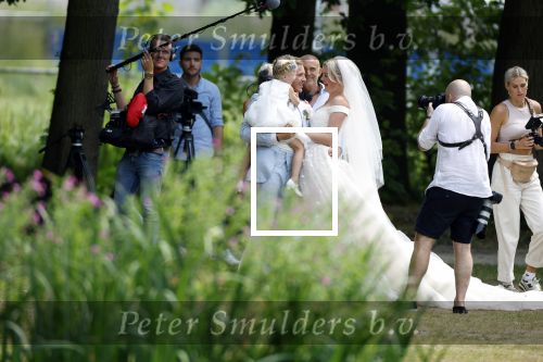Oegstgeest 30 juli 2022
Trouwen Maxime Meiland en Leroy Molkenboer op kasteel Oud Poelgeest . Aanwezig natuurlijk Martien Meiland Erica Meiland Montana Meiland en haar partner Dirk Hoogstraten. Ook hun dochters Claire en Vive waren aanwezig.