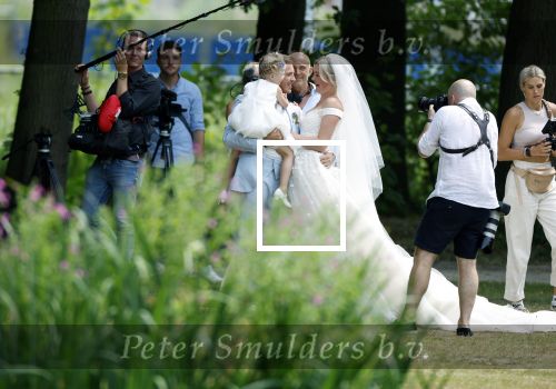 Oegstgeest 30 juli 2022
Trouwen Maxime Meiland en Leroy Molkenboer op kasteel Oud Poelgeest . Aanwezig natuurlijk Martien Meiland Erica Meiland Montana Meiland en haar partner Dirk Hoogstraten. Ook hun dochters Claire en Vive waren aanwezig.