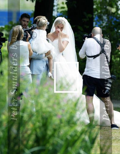 Oegstgeest 30 juli 2022
Trouwen Maxime Meiland en Leroy Molkenboer op kasteel Oud Poelgeest . Aanwezig natuurlijk Martien Meiland Erica Meiland Montana Meiland en haar partner Dirk Hoogstraten. Ook hun dochters Claire en Vive waren aanwezig.