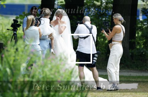 Oegstgeest 30 juli 2022
Trouwen Maxime Meiland en Leroy Molkenboer op kasteel Oud Poelgeest . Aanwezig natuurlijk Martien Meiland Erica Meiland Montana Meiland en haar partner Dirk Hoogstraten. Ook hun dochters Claire en Vive waren aanwezig.