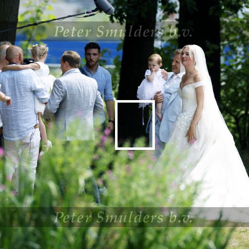 Oegstgeest 30 juli 2022
Trouwen Maxime Meiland en Leroy Molkenboer op kasteel Oud Poelgeest . Aanwezig natuurlijk Martien Meiland Erica Meiland Montana Meiland en haar partner Dirk Hoogstraten. Ook hun dochters Claire en Vive waren aanwezig.