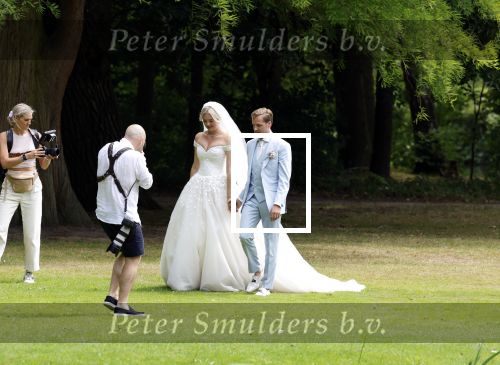 Oegstgeest 30 juli 2022
Trouwen Maxime Meiland en Leroy Molkenboer op kasteel Oud Poelgeest . Aanwezig natuurlijk Martien Meiland Erica Meiland Montana Meiland en haar partner Dirk Hoogstraten. Ook hun dochters Claire en Vive waren aanwezig.