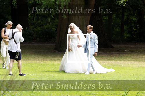 Oegstgeest 30 juli 2022
Trouwen Maxime Meiland en Leroy Molkenboer op kasteel Oud Poelgeest . Aanwezig natuurlijk Martien Meiland Erica Meiland Montana Meiland en haar partner Dirk Hoogstraten. Ook hun dochters Claire en Vive waren aanwezig.
