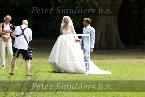 Oegstgeest 30 juli 2022
Trouwen Maxime Meiland en Leroy Molkenboer op kasteel Oud Poelgeest . Aanwezig natuurlijk Martien Meiland Erica Meiland Montana Meiland en haar partner Dirk Hoogstraten. Ook hun dochters Claire en Vive waren aanwezig.
