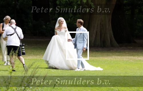 Oegstgeest 30 juli 2022
Trouwen Maxime Meiland en Leroy Molkenboer op kasteel Oud Poelgeest . Aanwezig natuurlijk Martien Meiland Erica Meiland Montana Meiland en haar partner Dirk Hoogstraten. Ook hun dochters Claire en Vive waren aanwezig.
