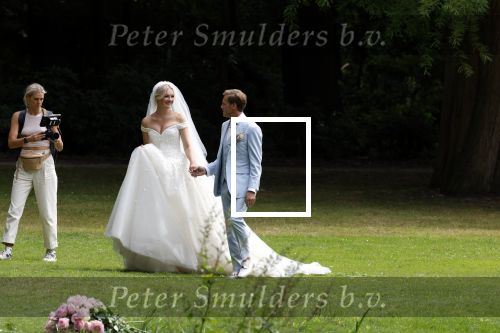 Oegstgeest 30 juli 2022
Trouwen Maxime Meiland en Leroy Molkenboer op kasteel Oud Poelgeest . Aanwezig natuurlijk Martien Meiland Erica Meiland Montana Meiland en haar partner Dirk Hoogstraten. Ook hun dochters Claire en Vive waren aanwezig.