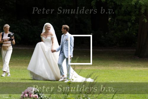Oegstgeest 30 juli 2022
Trouwen Maxime Meiland en Leroy Molkenboer op kasteel Oud Poelgeest . Aanwezig natuurlijk Martien Meiland Erica Meiland Montana Meiland en haar partner Dirk Hoogstraten. Ook hun dochters Claire en Vive waren aanwezig.