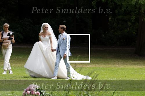 Oegstgeest 30 juli 2022
Trouwen Maxime Meiland en Leroy Molkenboer op kasteel Oud Poelgeest . Aanwezig natuurlijk Martien Meiland Erica Meiland Montana Meiland en haar partner Dirk Hoogstraten. Ook hun dochters Claire en Vive waren aanwezig.