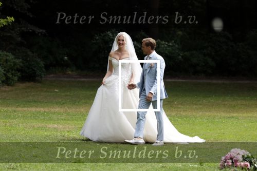 Oegstgeest 30 juli 2022
Trouwen Maxime Meiland en Leroy Molkenboer op kasteel Oud Poelgeest . Aanwezig natuurlijk Martien Meiland Erica Meiland Montana Meiland en haar partner Dirk Hoogstraten. Ook hun dochters Claire en Vive waren aanwezig.