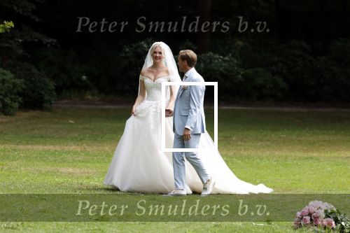 Oegstgeest 30 juli 2022
Trouwen Maxime Meiland en Leroy Molkenboer op kasteel Oud Poelgeest . Aanwezig natuurlijk Martien Meiland Erica Meiland Montana Meiland en haar partner Dirk Hoogstraten. Ook hun dochters Claire en Vive waren aanwezig.