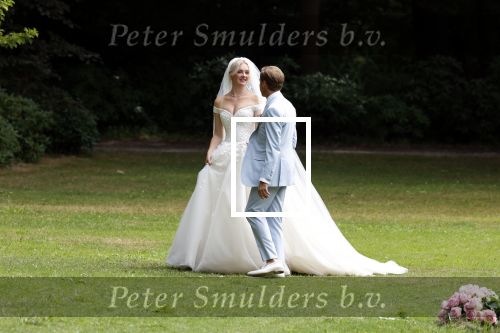 Oegstgeest 30 juli 2022
Trouwen Maxime Meiland en Leroy Molkenboer op kasteel Oud Poelgeest . Aanwezig natuurlijk Martien Meiland Erica Meiland Montana Meiland en haar partner Dirk Hoogstraten. Ook hun dochters Claire en Vive waren aanwezig.