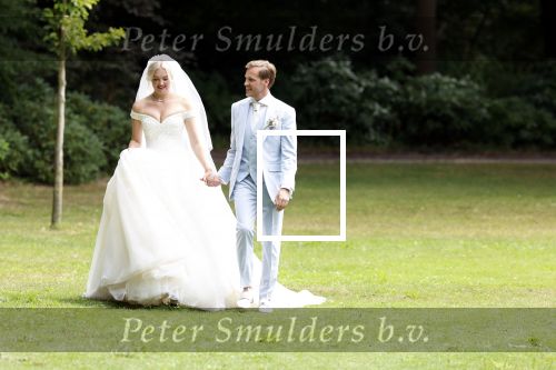 Oegstgeest 30 juli 2022
Trouwen Maxime Meiland en Leroy Molkenboer op kasteel Oud Poelgeest . Aanwezig natuurlijk Martien Meiland Erica Meiland Montana Meiland en haar partner Dirk Hoogstraten. Ook hun dochters Claire en Vive waren aanwezig.