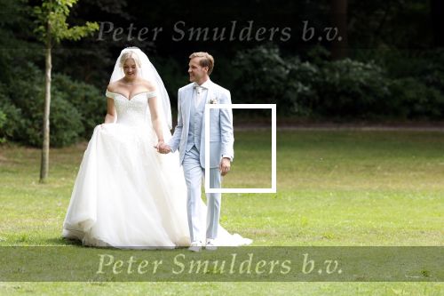 Oegstgeest 30 juli 2022
Trouwen Maxime Meiland en Leroy Molkenboer op kasteel Oud Poelgeest . Aanwezig natuurlijk Martien Meiland Erica Meiland Montana Meiland en haar partner Dirk Hoogstraten. Ook hun dochters Claire en Vive waren aanwezig.